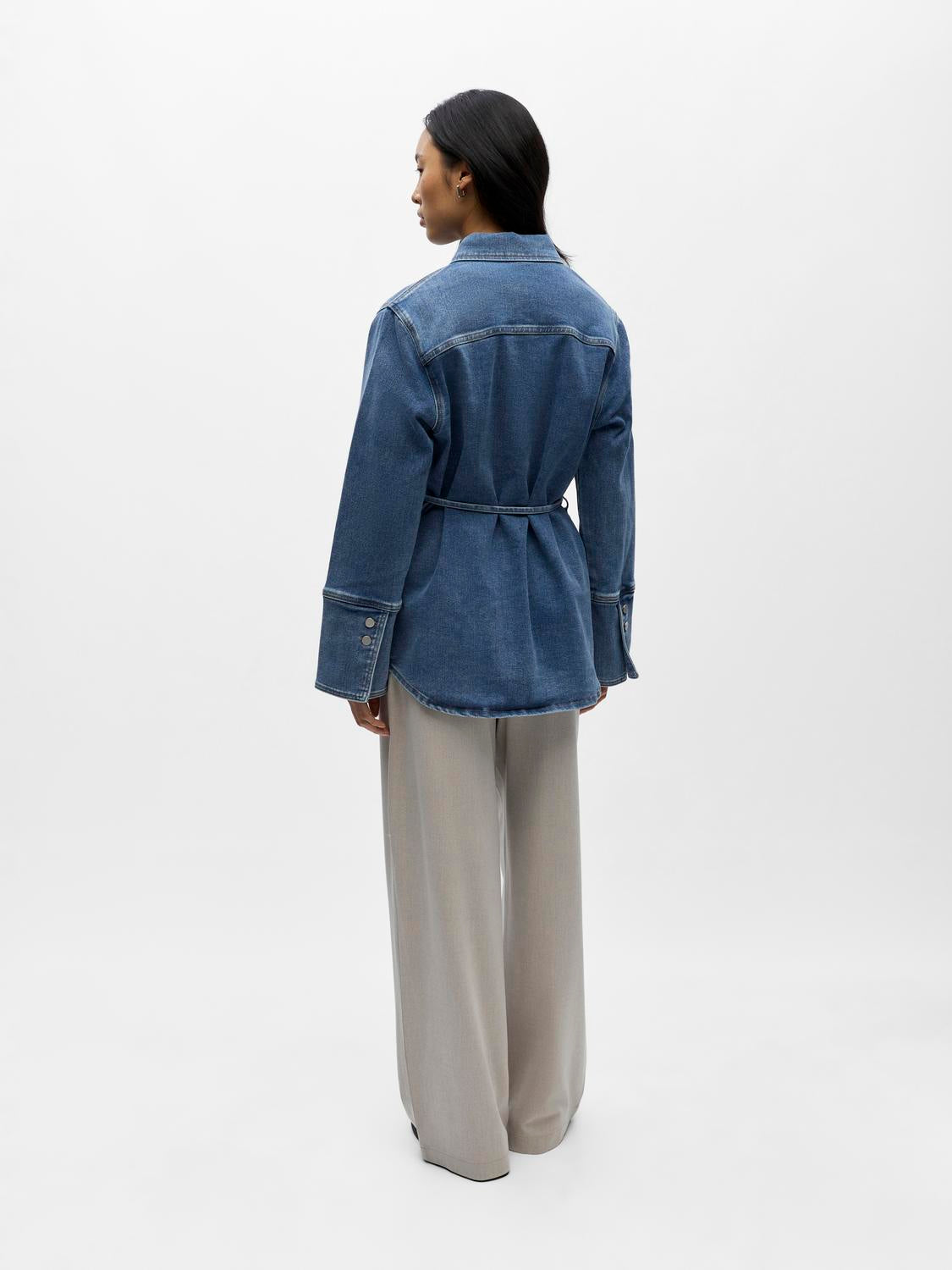 model_shot-back